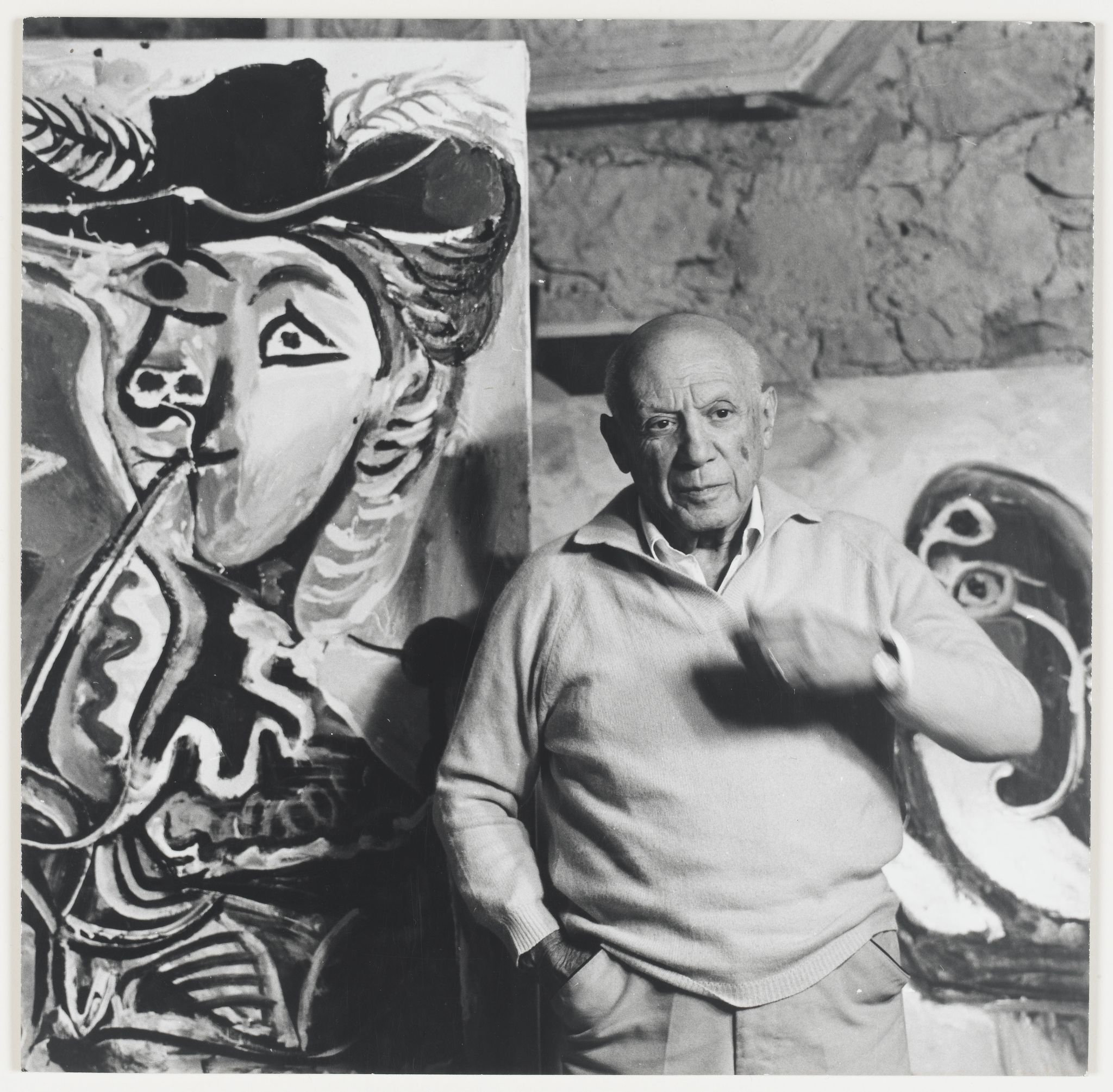 Пикассо снимок. Матисс и Пикассо Брессон. Пикассо поцелуй 1969. Cartier Bresson Pablo Picasso. Пабло Пикассо рисует.