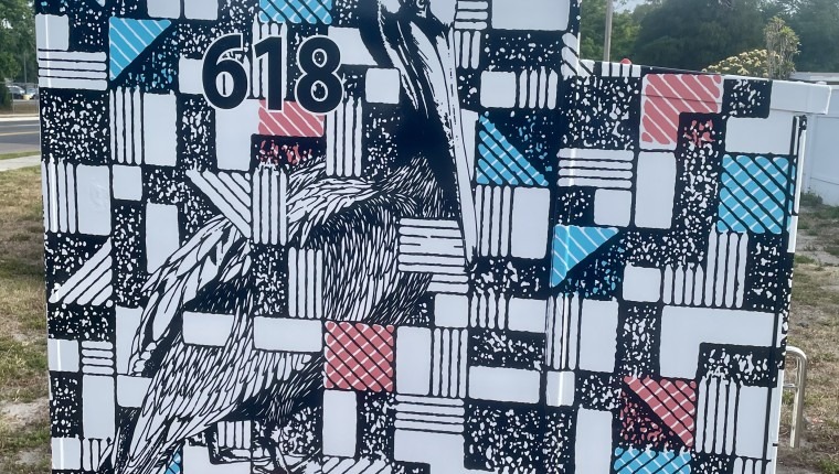 A signal box is decorated with a pelican.