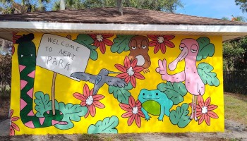 A mural depicts birds and reptiles.